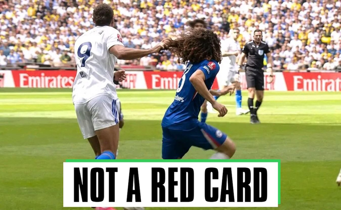 Calvert-Lewin túm tóc Cucurella mà không phải nhận thẻ nào - Ảnh: Goal