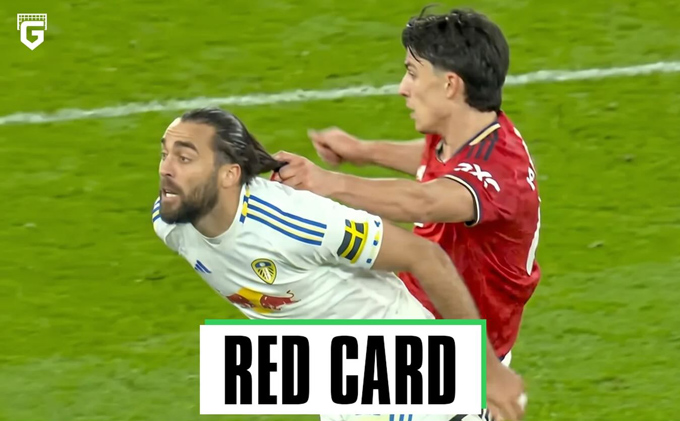 Lisandro kéo tóc Calvert-Lewin thì phải nhận thẻ đỏ - Ảnh: Goal