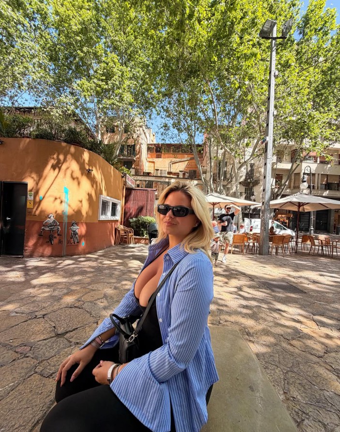 Bức ảnh gây sốt của Apollonia Llewellyn - Ảnh: The Sun