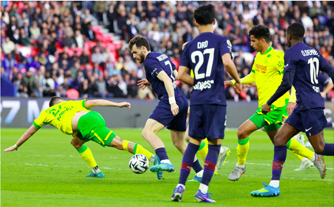 Và Kvara đang chơi thứ bóng đá tự tin nhất