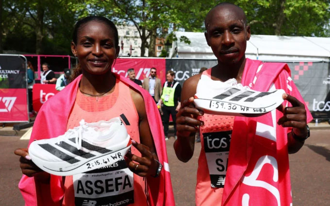 Sabastian Sawe (phải) và Tigst Assefa cùng phá kỷ lục với đôi Adizero Adios Pro Evo 3 tại London Marathon 2026. Ảnh: Reuters