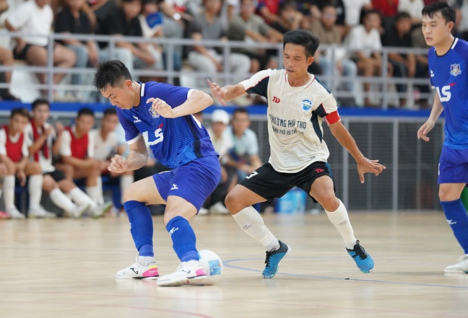 Thịnh Phát đi bóng trước cầu thủ của Phú Thọ. Ảnh: Nguyễn Khanh 