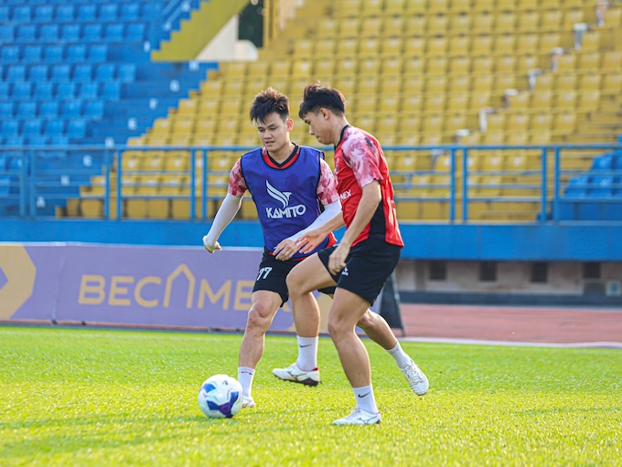 Các cầu thủ Becamex TP.HCM trong một buổi tập. Ảnh: FBNV