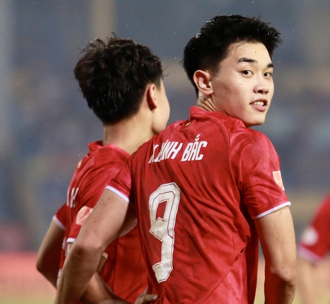 Niềm vui của Đình Bắc sau khi lập hat trick ở trận thắng SLNA. Ảnh: Minh Tuấn 