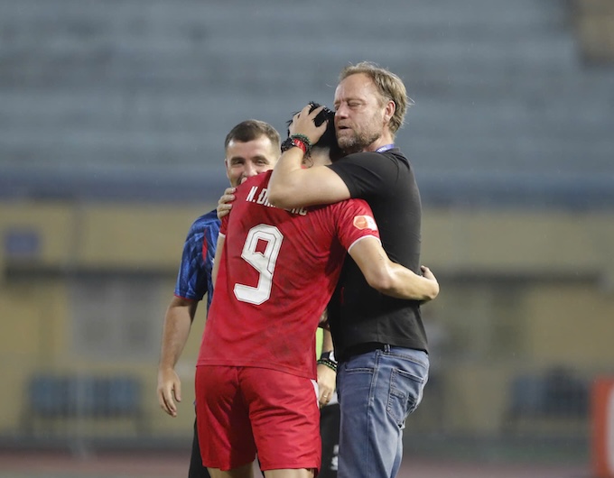 HLV Polking chia vui với cậu học trò. Ảnh: Minh Tuấn 