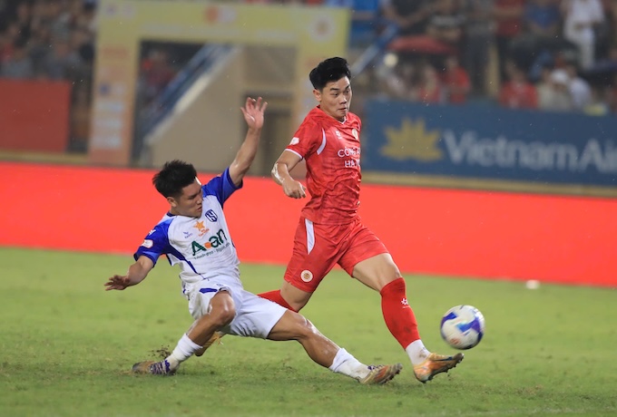 Pha đi bóng để ăn bàn của Đình Bắc. Ảnh: Minh Tuấn 