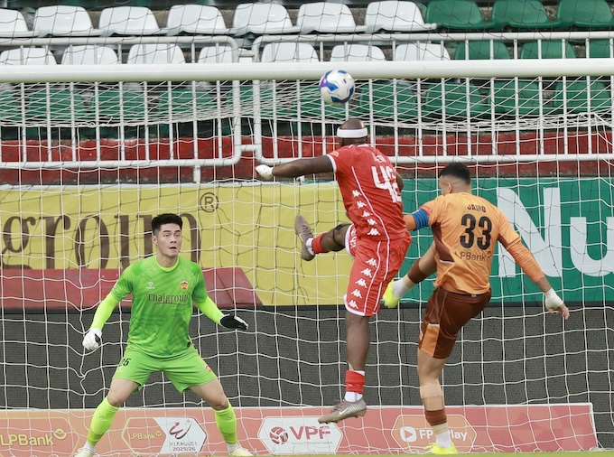 Thủ môn Trung Kiên đang là chốt chặn đáng tin cậy của HAGL. Ảnh: CTV 