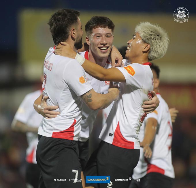 Lee Williams (giữa) ăn mừng cùng đồng đội