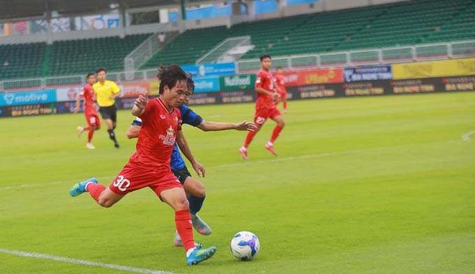 Lonh An (áo đỏ) đối diện với nguy cơ xuống hạng Nhì. Ảnh - CLB Long An