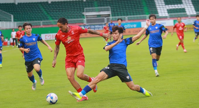 Long An (áo đỏ) phải nỗ lực hơn trong những vòng đấu còn lại