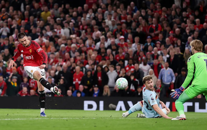 Sesko ghi bàn vào lưới Brentford