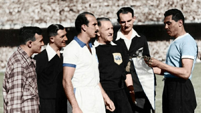 Varela (phải) trong trận chung kết World Cup 1950