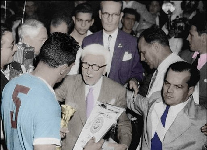 Khoảnh khắc Varela được trao chức vô địch World Cup 1950