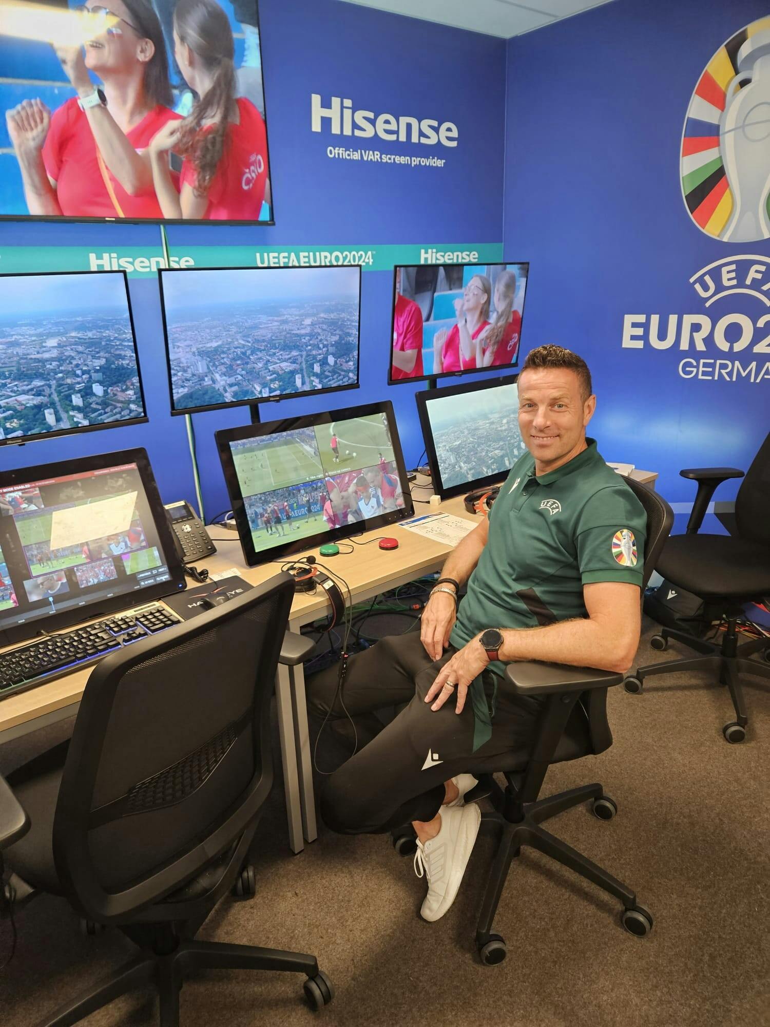 Trọng tài VAR Pol Van Boekel lại là nỗi khiếp đảm của cả 2 đội