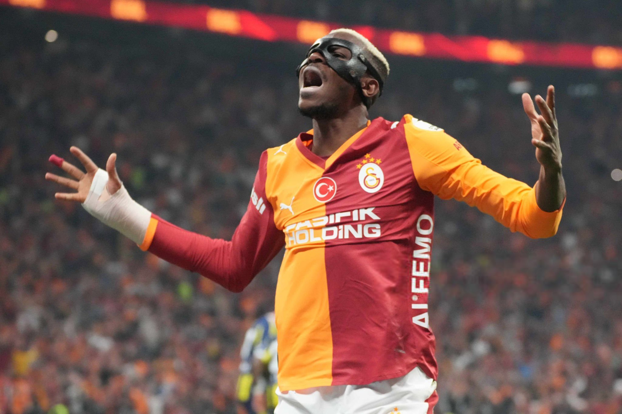 Arsenal vẫn mê mẩn Osimhen - Ảnh: @ActuFoot