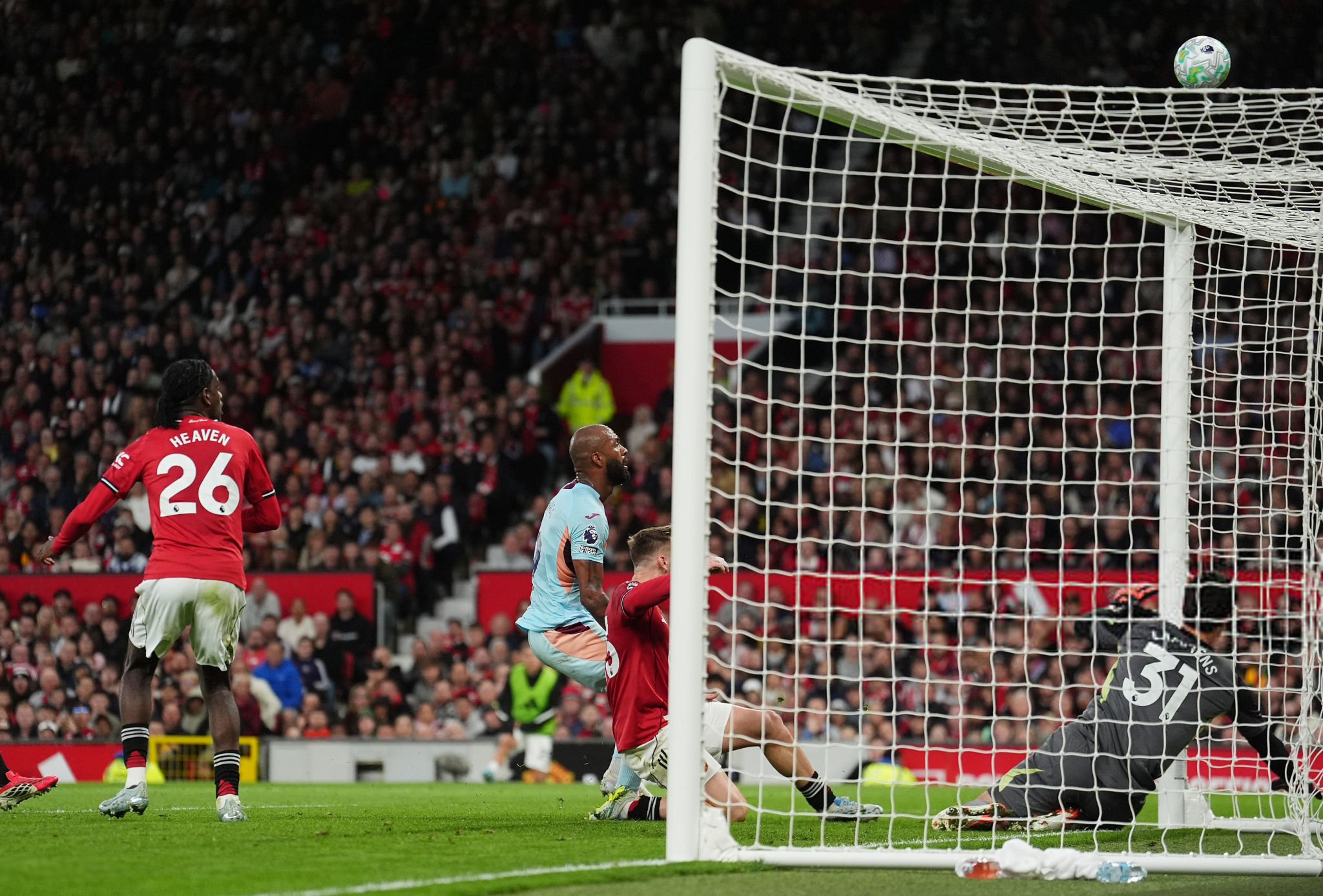 Khoảnh khắc cứu thua xứng đáng 10 điểm của Lammens - Ảnh: @_iYasser99