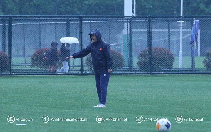 HLV Okiyama Masahiko lo lắng khi toàn đội phải tập luyện và thi đấu dưới thời tiết khắc nghiệt