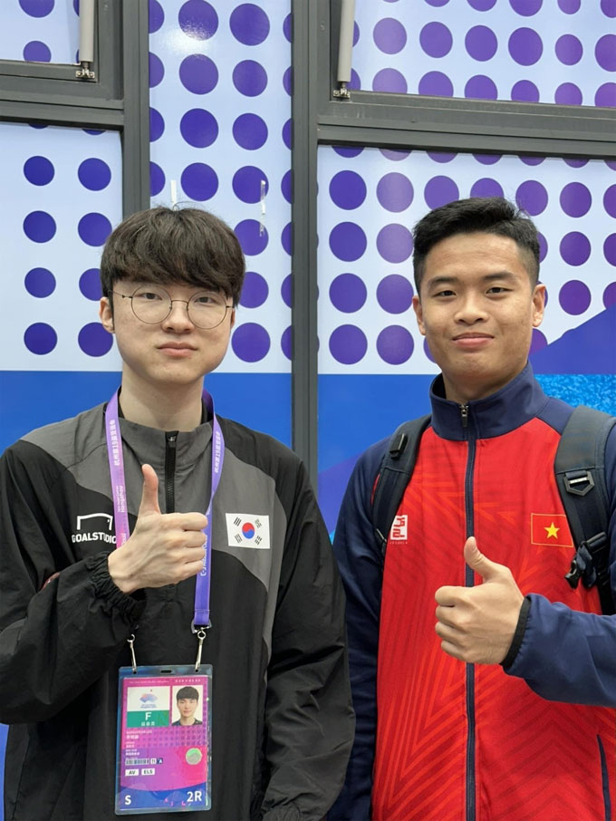 Phạm Quang Huy (phải) mang về tấm HCV cá nhân duy nhất cho đoàn thể thao Việt Nam tại ASIAD 19. Ảnh: FBNV