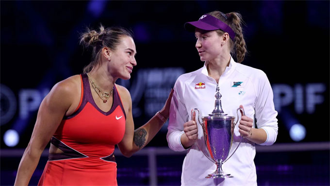 Rybakina (phải) đánh bại Sabalenka ở chung kết WTA Finals 2025. Ảnh: WTA