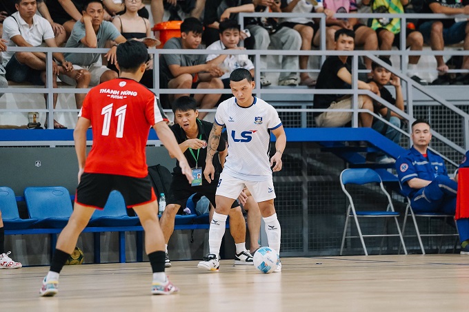 Thái Huy đi bóng trước cầu thủ của Trung Mỹ Tây 