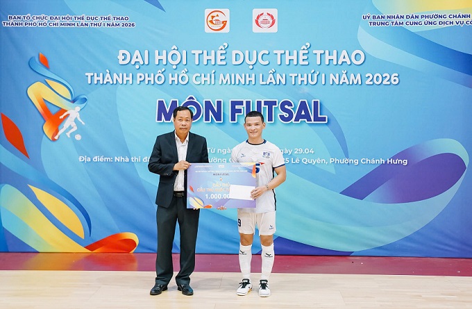 Thái Huy nhận giải Cầu thủ xuất sắc nhất 