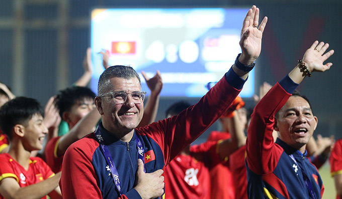 HLV Roland dành nhiều tình cảm cho bóng đá Việt Nam - Ảnh: VFF 