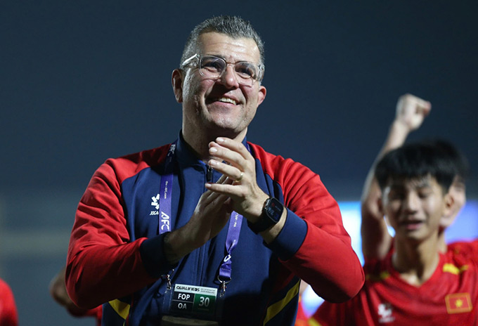 HLV Roland muốn xây dựng một tập thể như gia đình tại các đội mà ông dẫn dắt - Ảnh: VFF 