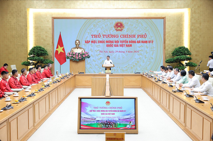 Thủ tướng Lê Minh Hưng gặp mặt, biểu dương Ban huấn luyện và các cầu thủ đội tuyển bóng đá nam U17 - Ảnh: Báo Chính phủ 