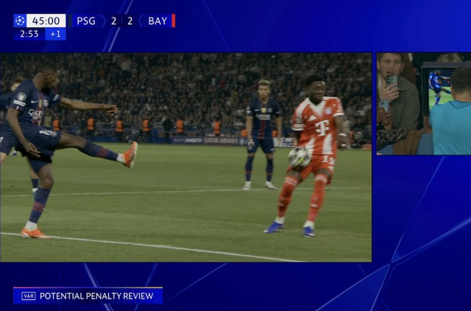 Trọng tài check VAR và cho PSG được hưởng phạt đền - Anh: laligafrauds
