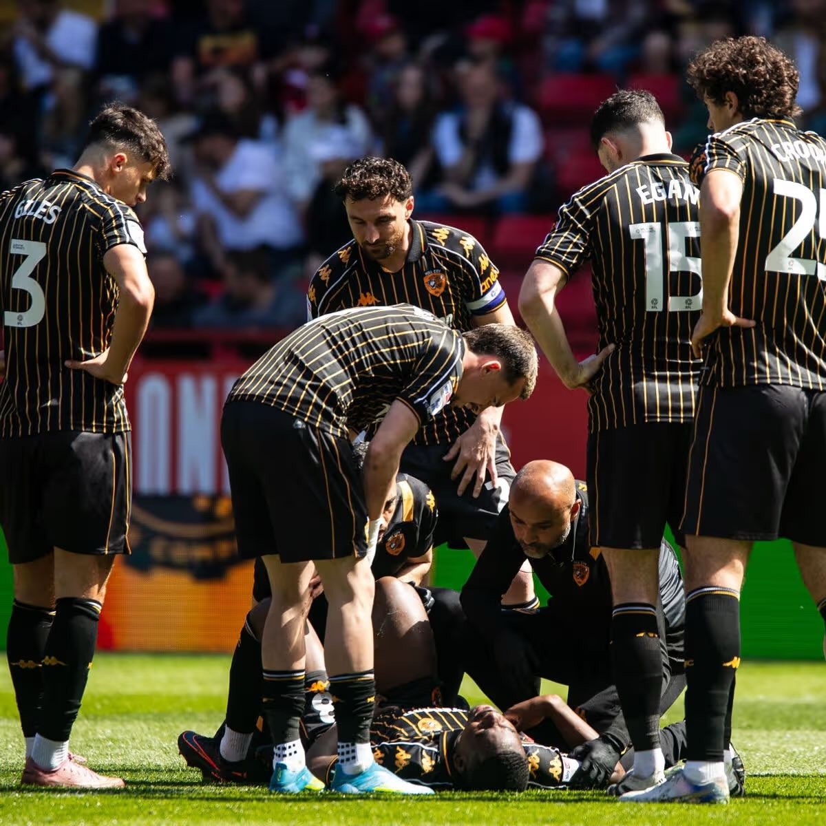 Các đồng đội lo cho chấn thương của Matazo - Ảnh: @Mercado_Ingles