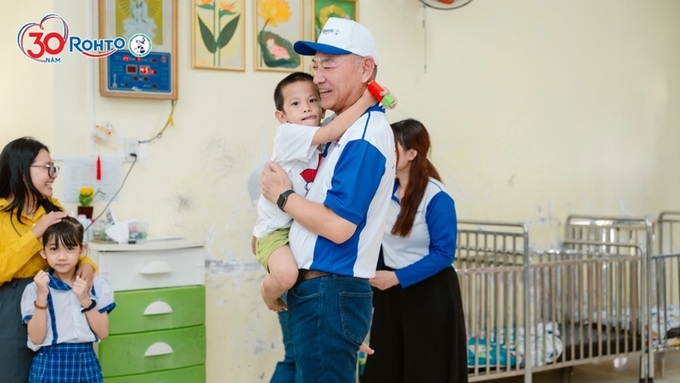 TGĐ Rohto-Mentholatum (VN) – Ông Hirofumi Shiramatsu cùng các em nhỏ tại Khu nuôi dưỡng trẻ em nhiễm Dioxin- Trung tâm công tác xã hội Cần Thơ.