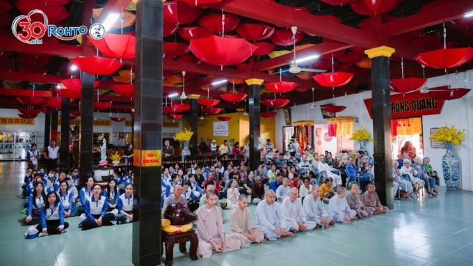 Tập thể công ty Rohto-Mentholatum (VN) đến thăm các cụ già neo đơn tại chùa Phật Học 2.