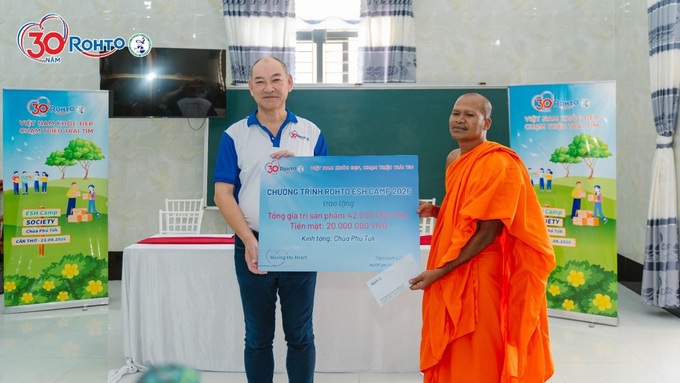 TGĐ Rohto-Mentholatum (VN) trao tặng hiện kim và hiện vật đến quý tăng ni và các hộ gia đình đồng bào Khmer tại chùa Phú Tứk.