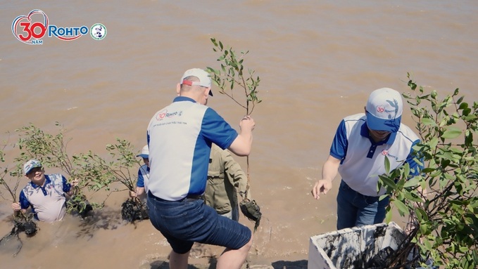Tập thể công ty Rohto-Mentholatum (VN) cùng trồng cây bần tại Cù Lao Dung và bãi biển Mỏ Ó.