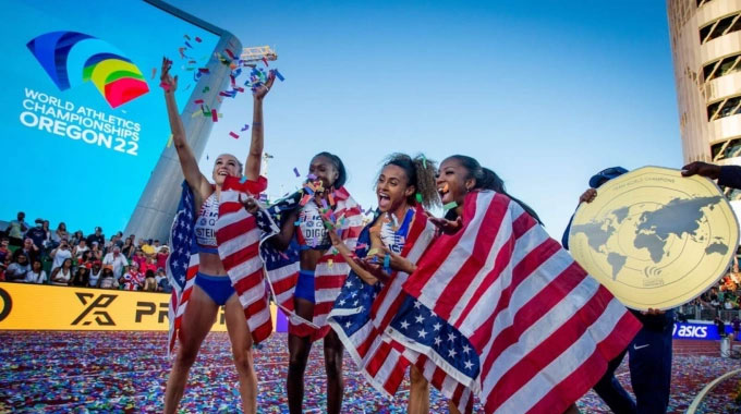 Abby Steiner (bìa trái) cùng tuyển Mỹ giành HCV nội dung tiếp sức 4x400m tại giải thế giới Eugene 2022. Ảnh: WYMT