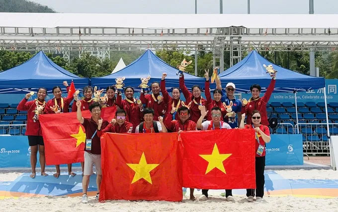Đội bóng ném bãi biển nữ Việt Nam giành HCV tại Đại hội thể thao bãi biển châu Á 2026. Ảnh: MINH MINH