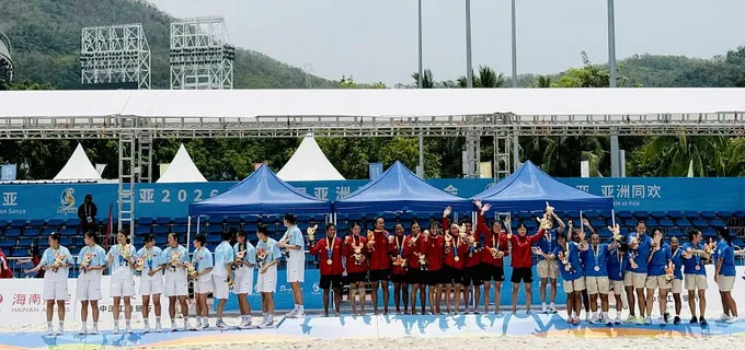 Các cầu thủ nhận huy chương của môn bóng ném bãi biển nữ. Ảnh: MINH MINH