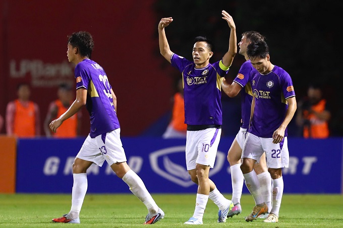 Văn Quyết bị treo giò do nhận đủ 3 thẻ vàng - Ảnh: Đức Cường 