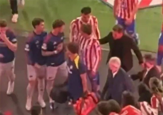 Cha con HLV Simeone va chạm với Ben White