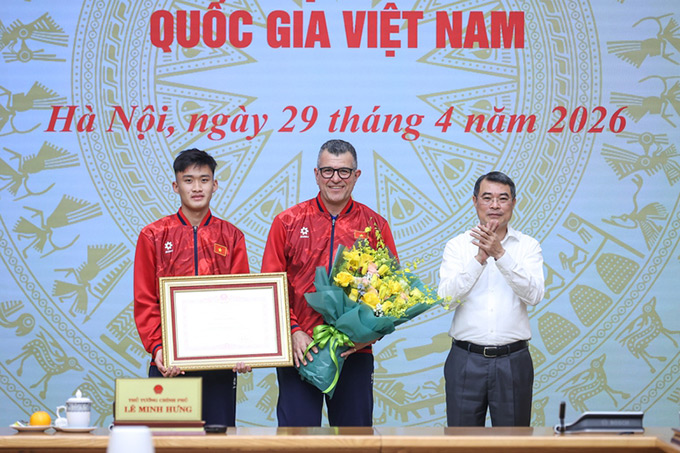 Thủ tướng Lê Minh Hưng tặng bằng khen cho đội tuyển bóng đá nam U17 Quốc gia Việt Nam - Ảnh: Báo Chính phủ