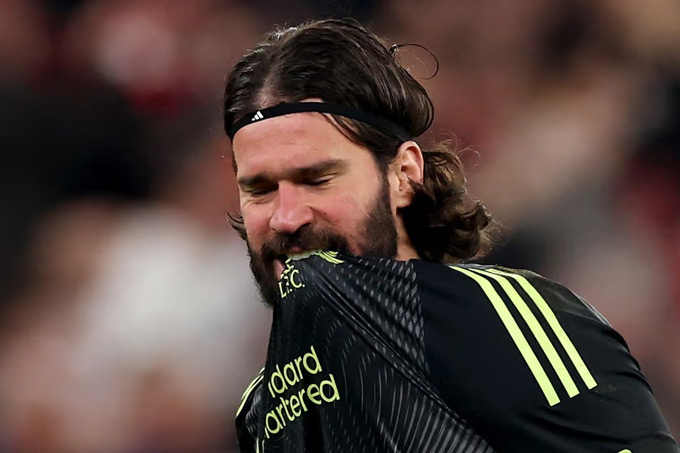 Alisson vẫn đang hồi phục chấn thương