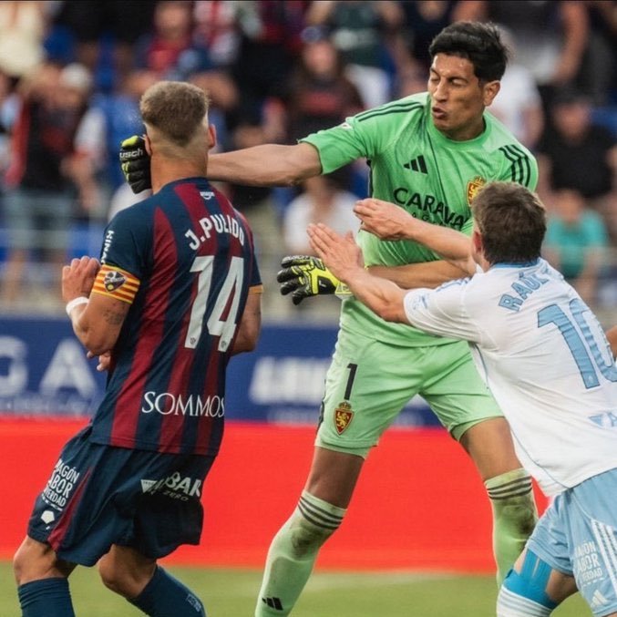 Pha bóng bạo lực khiến thủ thành Andrada bị treo giò 13 trận - Ảnh: @centregoals