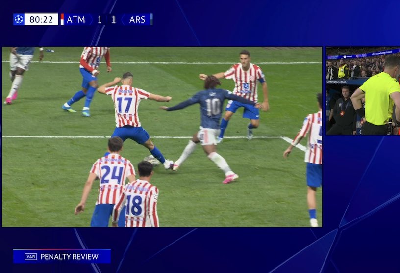 Quả 11m rõ ràng cho Arsenal nhưng trọng tài không chấp nhận - Ảnh: @afcstuff