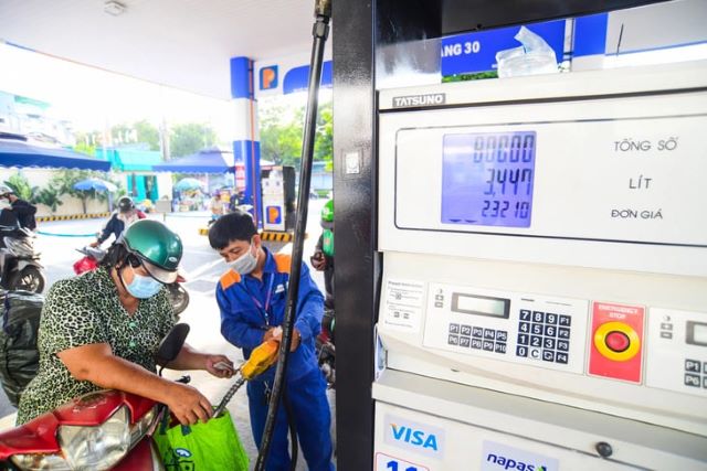 Giá xăng dầu hôm nay được điều chỉnh giảm mạnh từ phiên điều hành đặc biệt chiều ngày 29/4.