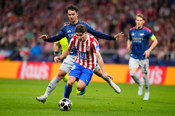 Zubimendi trong một pha tranh chấp tay đôi với Julian Alvarez ở trận đấu rạng sáng nay