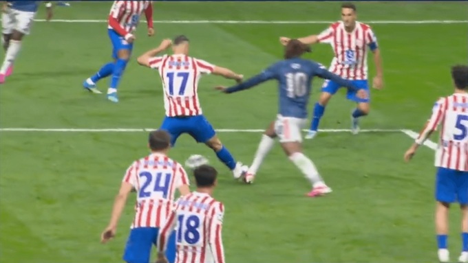 Trọng tài không cho Arsenal hưởng penalty khi cầu thủ chạy cánh Eberechi Eze bị phạm lỗi trong vòng cấm