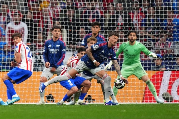 Arsenal cũng cho rằng Ben White không có tình dùng tay chơi bóng trong tình huống họ bị thổi penalty