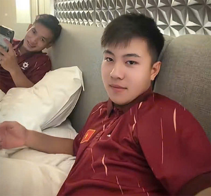 Tạ Đình Phong chia tay U17 Việt Nam 