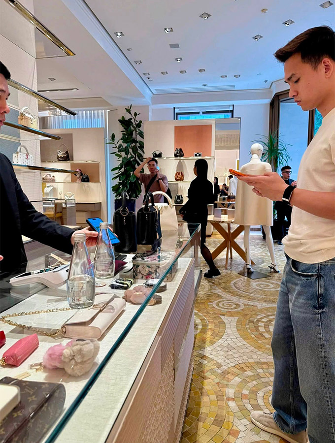 Bùi Hoàng Việt Anh chi hơn trăm triệu để mua tặng mẹ chiếc túi hiệu nhân dịp sinh nhật 