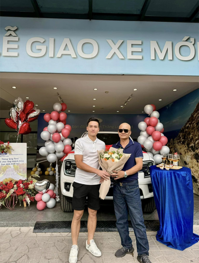 Bùi Hoàng Việt Anh từng mua tặng bố chiếc xế hộp hơn 1 tỷ đồng 